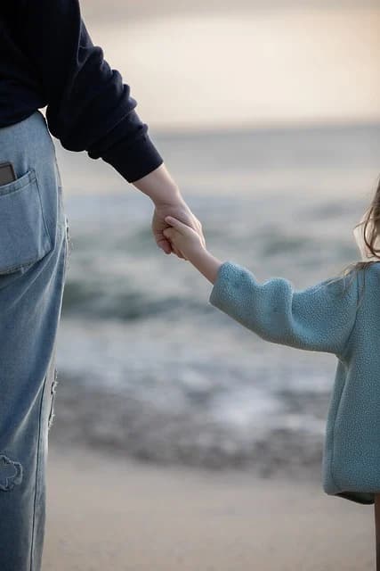 Antes - Foto de dos personas tomadas de la mano